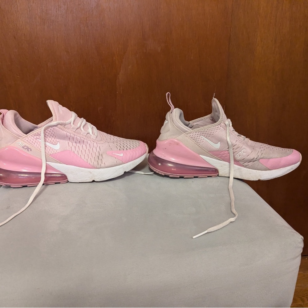 Nike Pink Sneakers Modern Athletic Design
